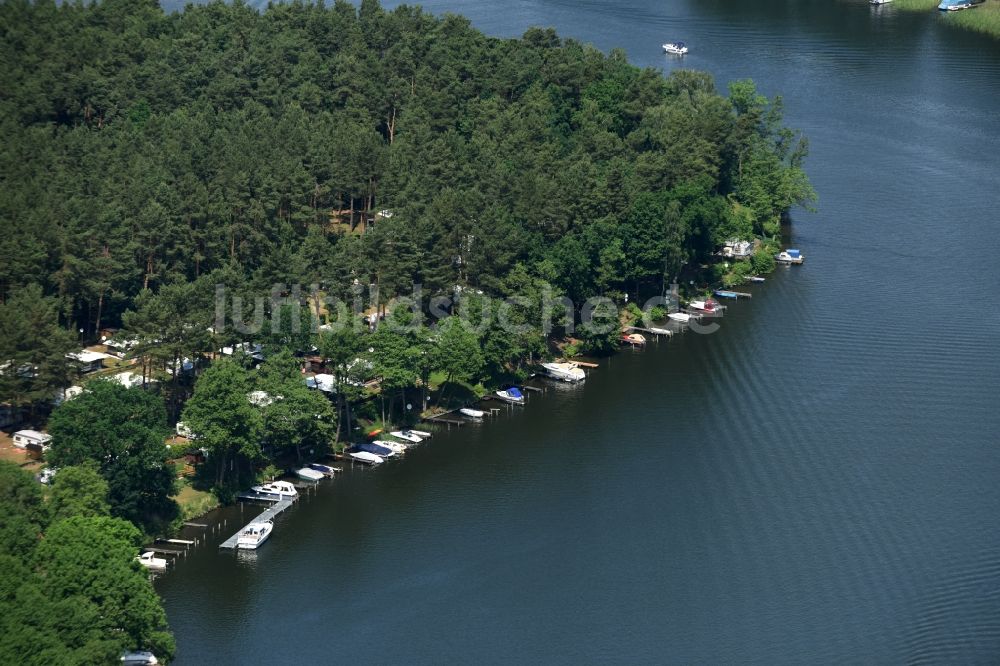 Luftaufnahme Zechlinerhütte - Anlegestellen und Bootsliegeplätzen am westlichen Uferbereich des Schlabornsee in Zechlinerhütte im Bundesland Brandenburg