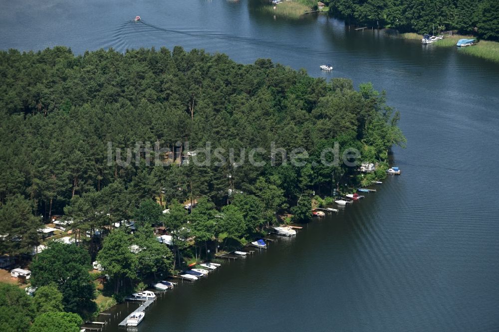 Zechlinerhütte von oben - Anlegestellen und Bootsliegeplätzen am westlichen Uferbereich des Schlabornsee in Zechlinerhütte im Bundesland Brandenburg