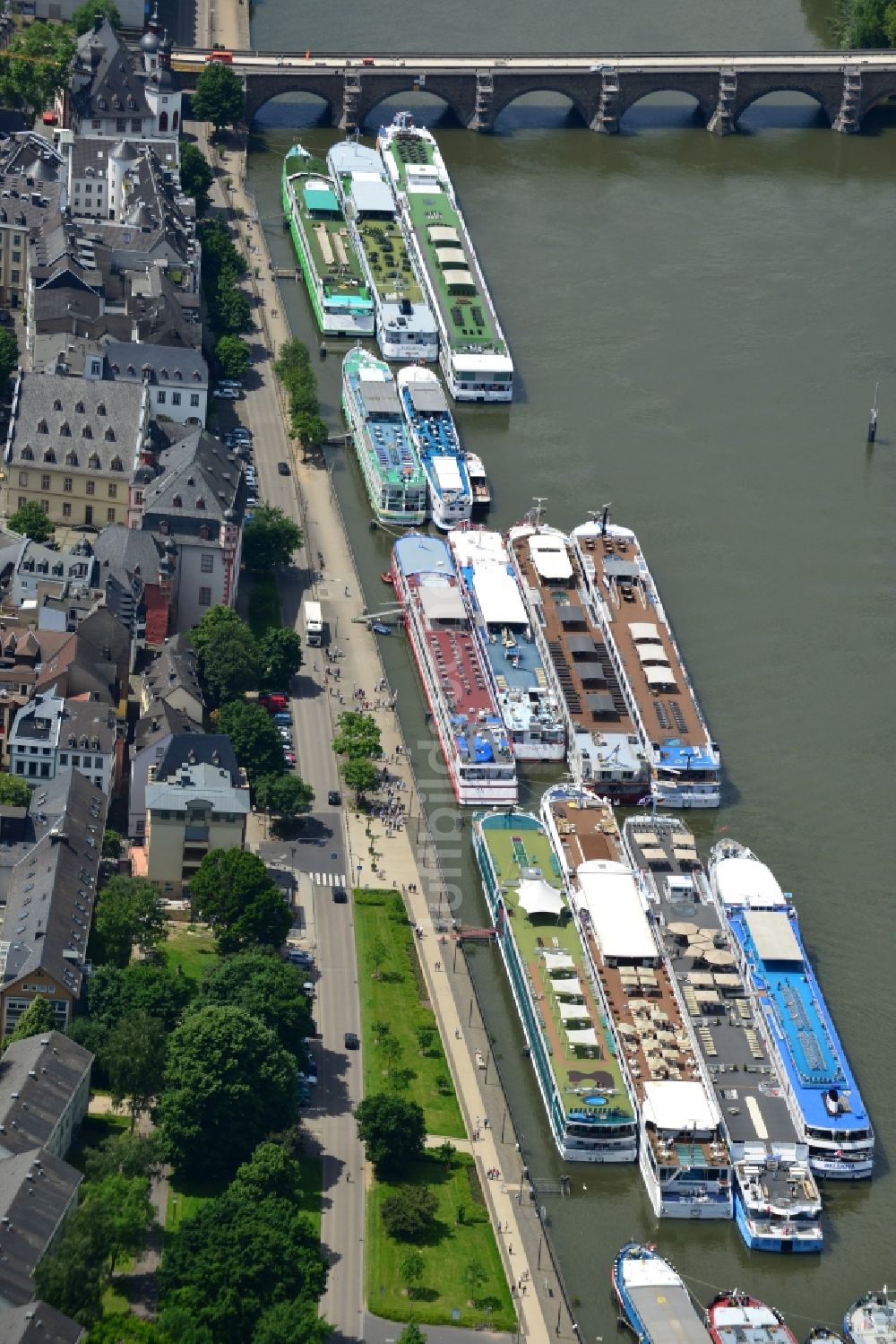 Luftbild Koblenz - Anlegestellen von Passagierschiffen am Ufer der Mosel in Koblenz im Bundesland Rheinland-Pfalz