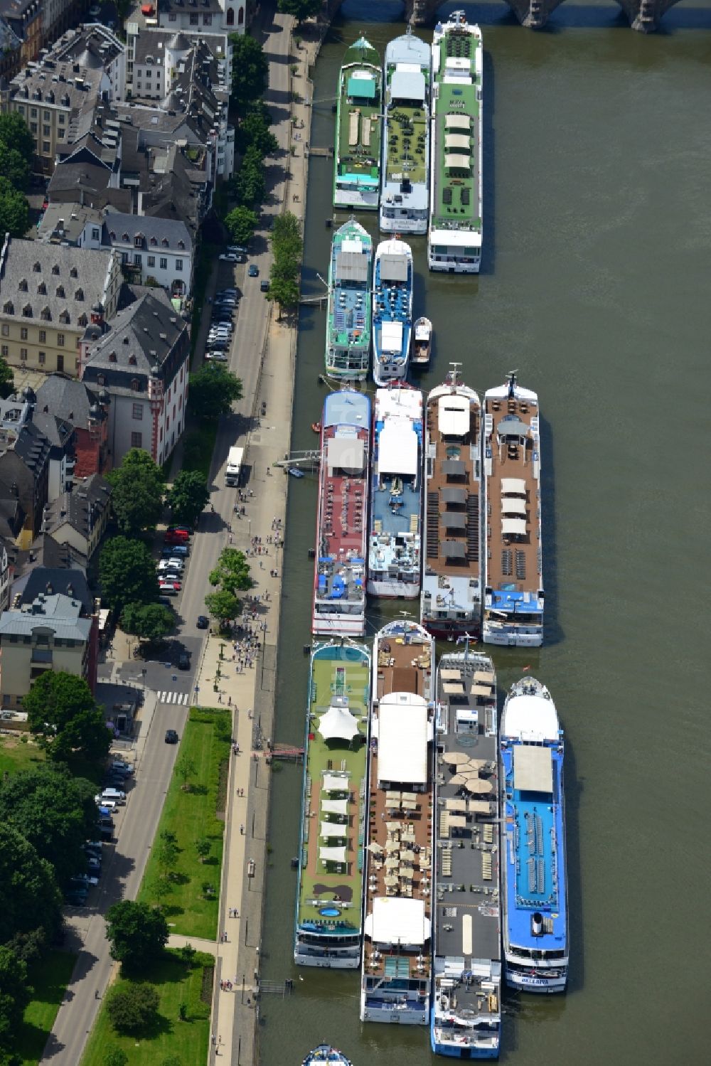 Luftaufnahme Koblenz - Anlegestellen von Passagierschiffen am Ufer der Mosel in Koblenz im Bundesland Rheinland-Pfalz