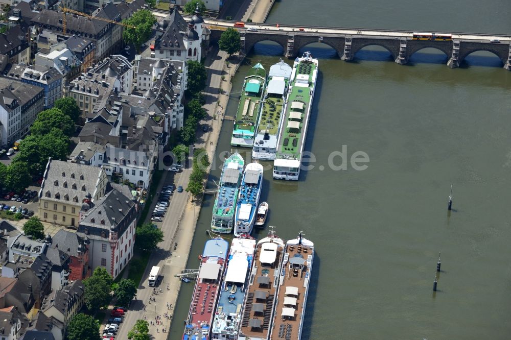 Koblenz von oben - Anlegestellen von Passagierschiffen am Ufer der Mosel in Koblenz im Bundesland Rheinland-Pfalz