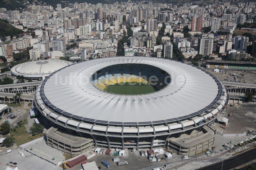 Rio de Janeiro aus der Vogelperspektive: anlässlich des FIFA World Cup 2014 umgebaute Fussball- Arena und Mehrzweckhalle Stadion Estadio do Maracana in Rio de Janeiro in Brasilien