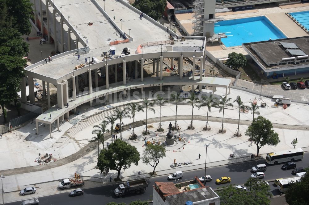 Rio de Janeiro aus der Vogelperspektive: anlässlich des FIFA World Cup 2014 umgebaute Fussball- Arena und Mehrzweckhalle Stadion Estadio do Maracana in Rio de Janeiro in Brasilien