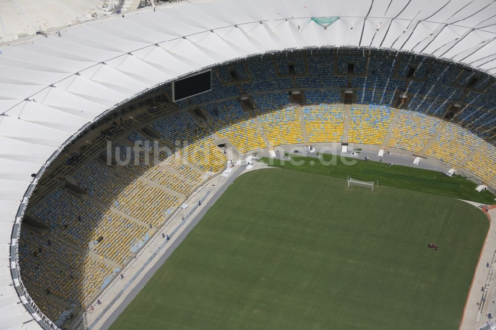 Luftaufnahme Rio de Janeiro - anlässlich des FIFA World Cup 2014 umgebaute Fussball- Arena und Mehrzweckhalle Stadion Estadio do Maracana in Rio de Janeiro in Brasilien