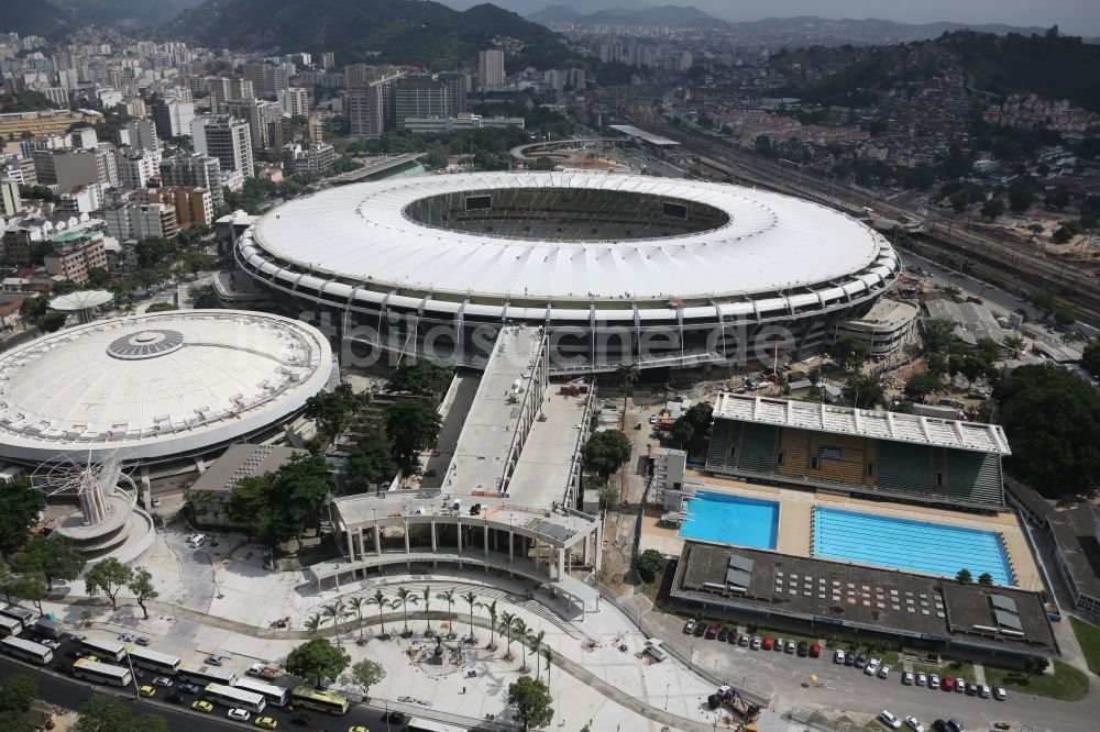 Rio de Janeiro von oben - anlässlich des FIFA World Cup 2014 umgebaute Fussball- Arena und Mehrzweckhalle Stadion Estadio do Maracana in Rio de Janeiro in Brasilien