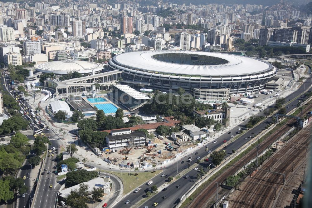 Rio de Janeiro aus der Vogelperspektive: anlässlich des FIFA World Cup 2014 umgebaute Fussball- Arena und Mehrzweckhalle Stadion Estadio do Maracana in Rio de Janeiro in Brasilien