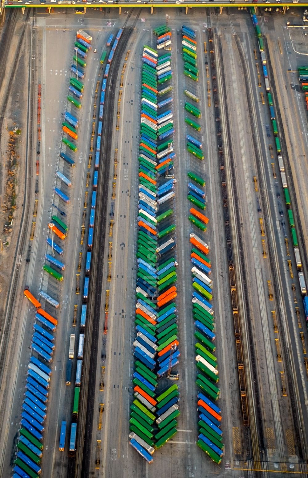 Vernon aus der Vogelperspektive: Anordnung bunter Container am Güterbahnhof im Industriegebiet entlang des Bandini Blvd in Vernon in Kalifornien, USA