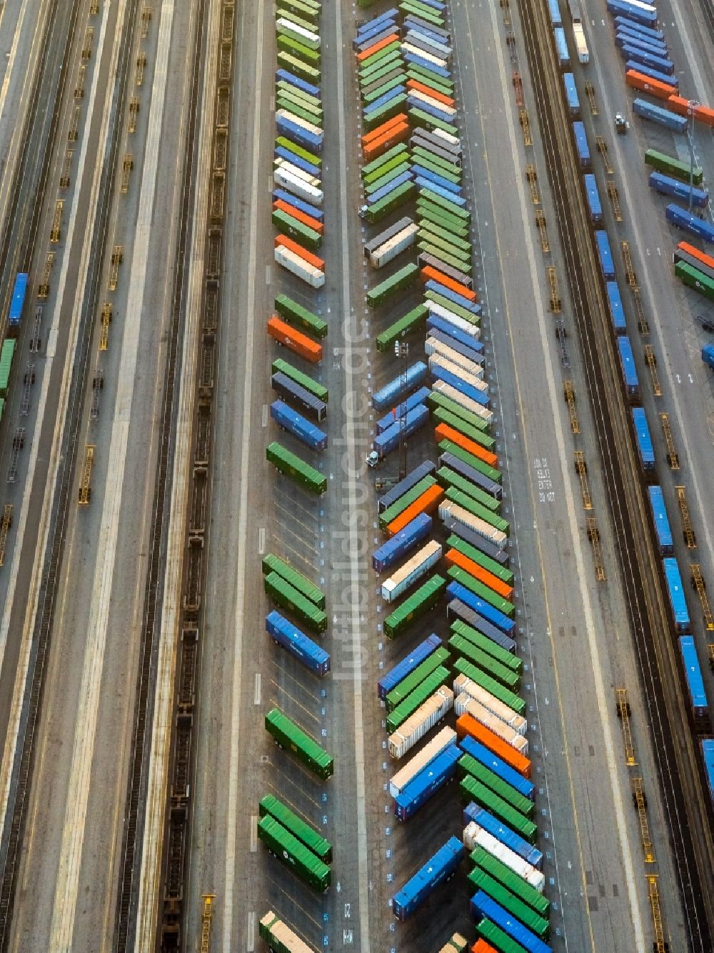 Luftbild Vernon - Anordnung bunter Container am Güterbahnhof im Industriegebiet entlang des Bandini Blvd in Vernon in Kalifornien, USA