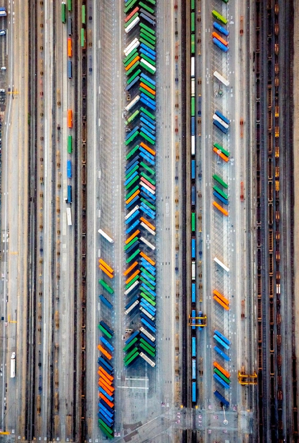 Luftaufnahme Vernon - Anordnung bunter Container am Güterbahnhof im Industriegebiet entlang des Bandini Blvd in Vernon in Kalifornien, USA