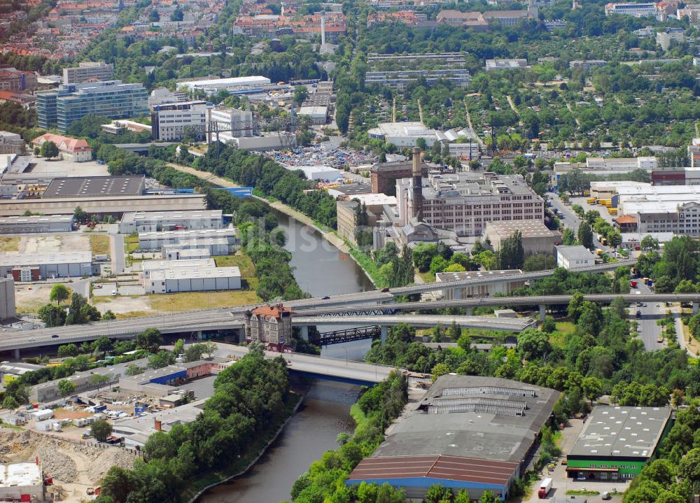 Berlin Tempelhof aus der Vogelperspektive: Anschlussstelle Autobahn A 102 kreuzt den Teltowkanal in Tempelhof