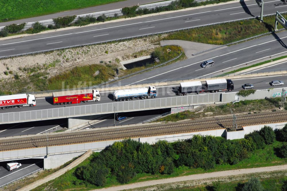 MÜNCHEN aus der Vogelperspektive: Anschlussstelle Autobahn A99 im Münchener Stadtteil Allach