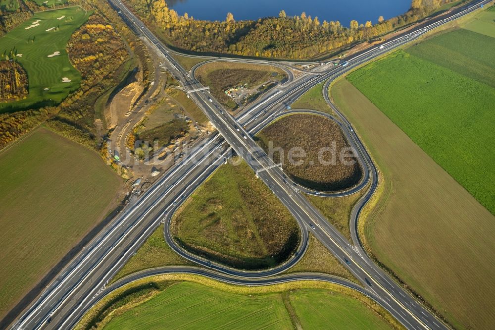 Luftaufnahme Duisburg - Anschlußstelle der Bundesautobahn A59 und der Bundesstraße B288 bei Duisburg im Ruhrgebiet in Nordrhein-Westfalen.