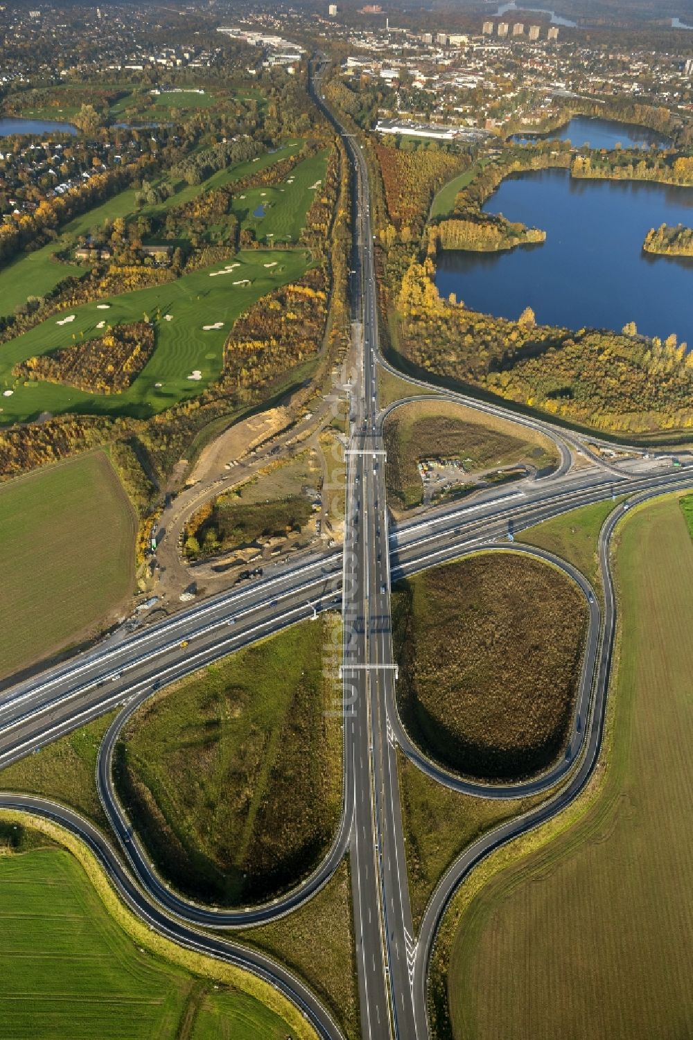 Duisburg von oben - Anschlußstelle der Bundesautobahn A59 und der Bundesstraße B288 bei Duisburg im Ruhrgebiet in Nordrhein-Westfalen.