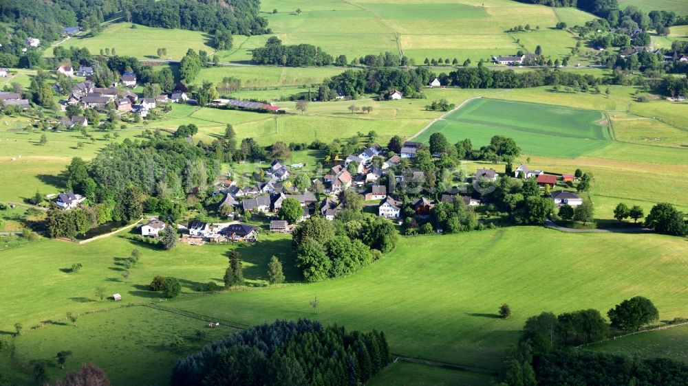 Luftaufnahme Waldbröl - Ansicht des Dorfes Hoff im Bundesland Nordrhein-Westfalen, Deutschland