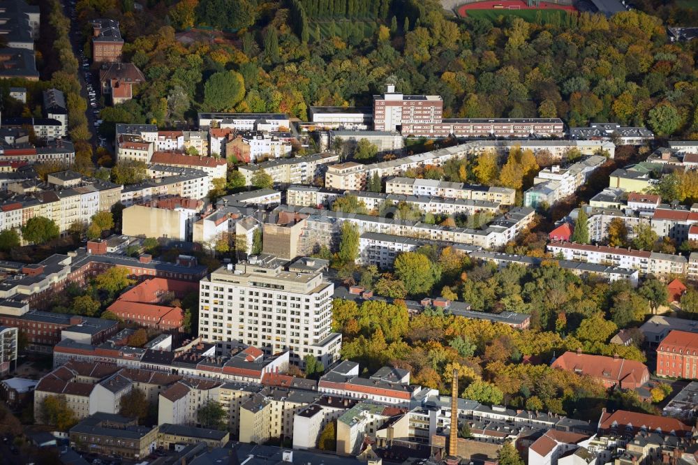 Berlin von oben - Ansicht auf Geschäfts- und Wohnhäuser mit Blick auf den Fritz-Schloß-Park und das Poststadion im Ortsteil Moabit in Berlin - Mitte