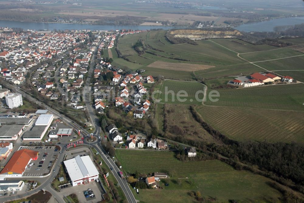 Nierstein aus der Vogelperspektive: Ansicht des südlichen Stadtrandes von Nierstein im Bundesland Rheinland-Pfalz. Im Hintergrund der Rhein