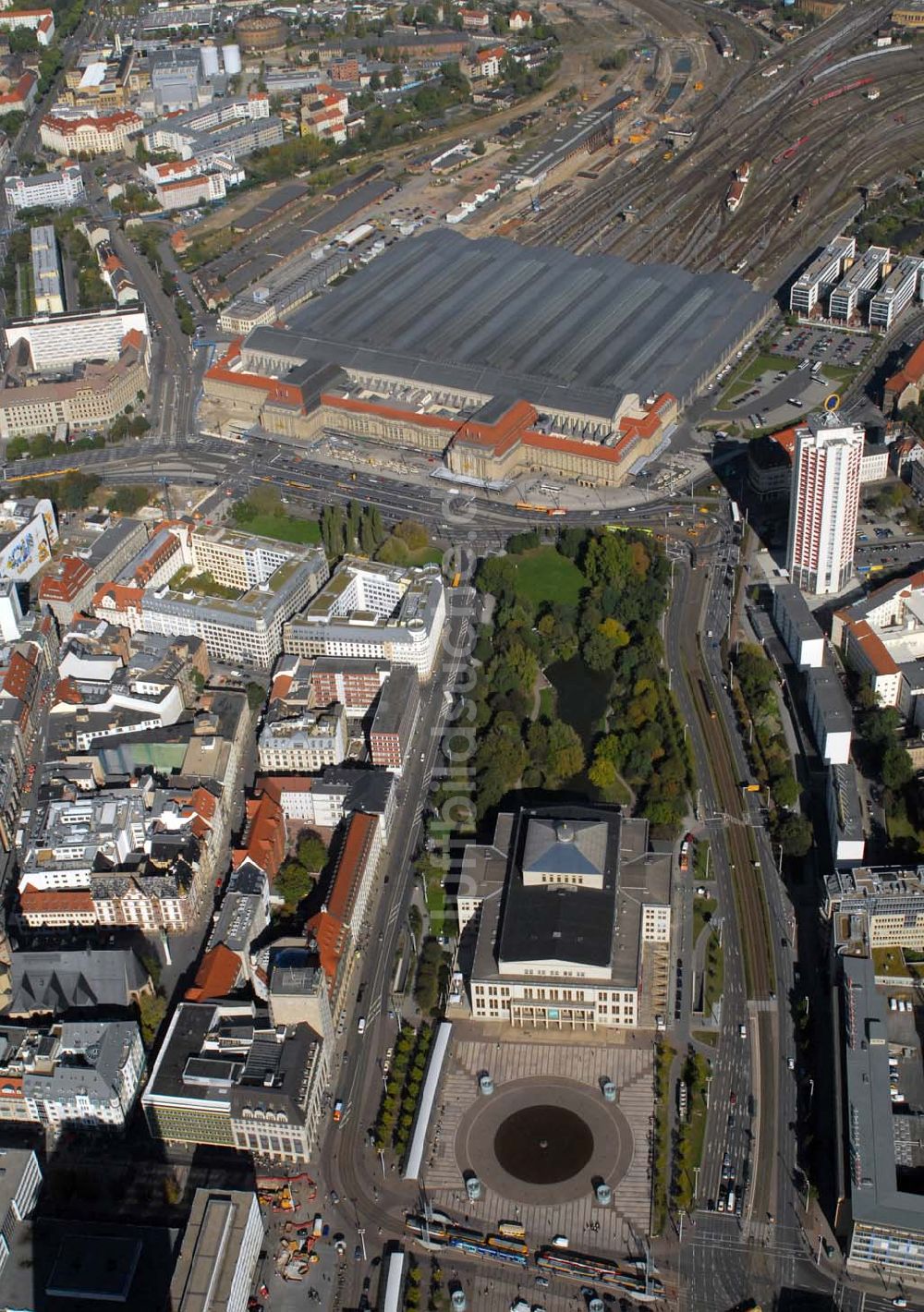 Leipzig aus der Vogelperspektive: Ansicht vom Zentrum Leipzigs mit dem Augustusplatz und dem Hauptbahnhof