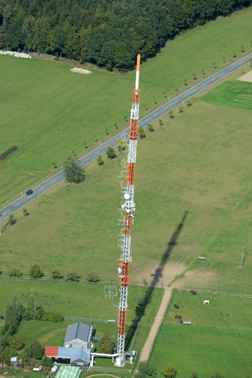 Michelstadt von oben - Antennen- Sendeturm und Funkmast an der Hauptstraße in Michelstadt im Bundesland Hessen