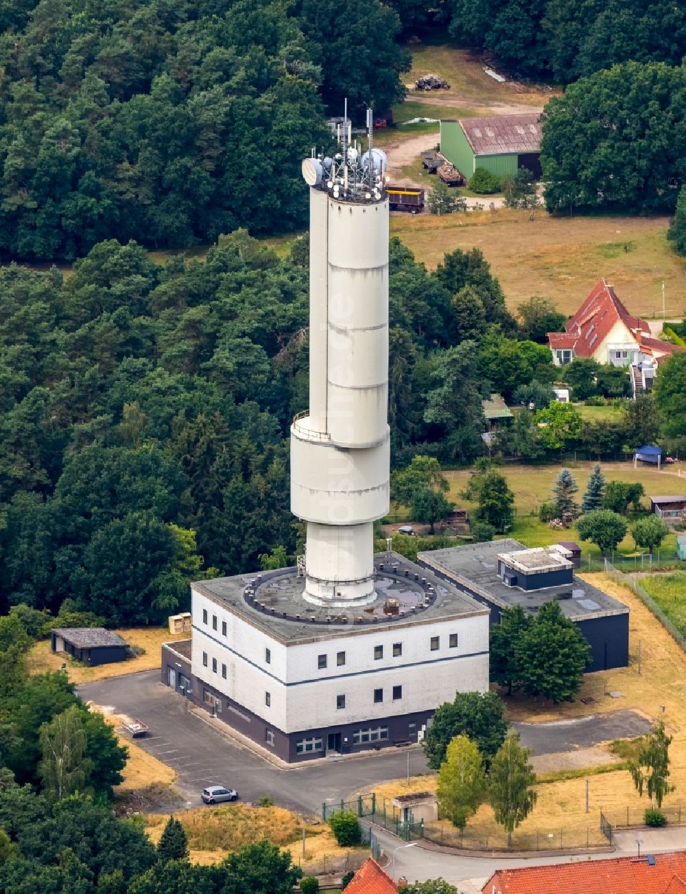 Ehra-Lessien aus der Vogelperspektive: Antennen- Sendeturm und Funkmast der militärischen Überwachungs- und Flugsicherungsstation in Ehra-Lessien im Bundesland Niedersachsen