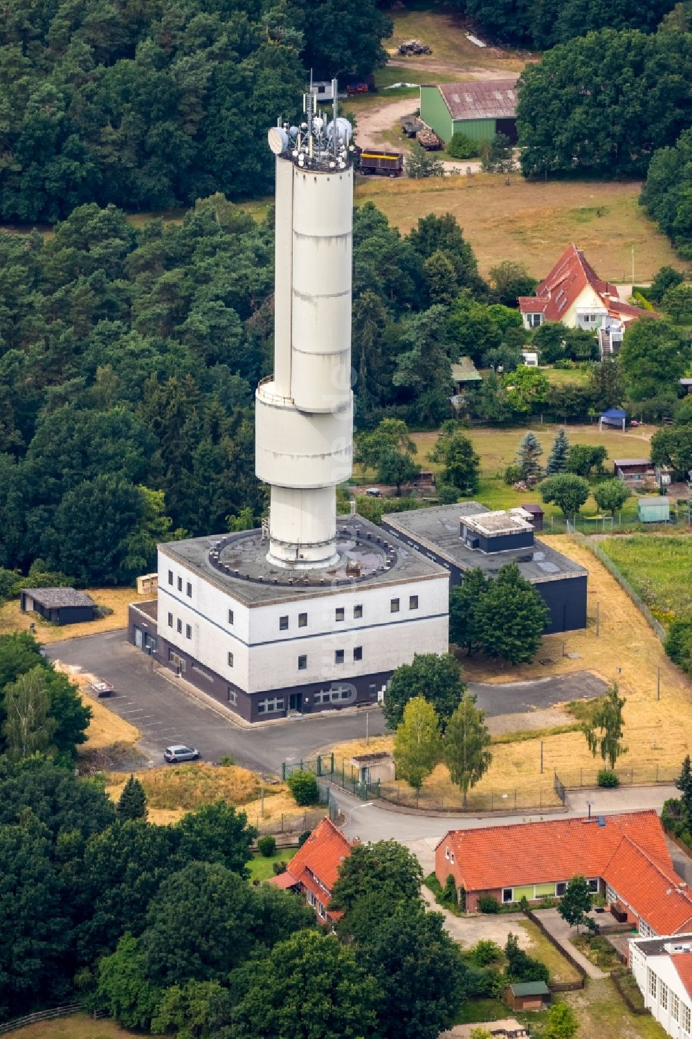 Luftbild Ehra-Lessien - Antennen- Sendeturm und Funkmast der militärischen Überwachungs- und Flugsicherungsstation in Ehra-Lessien im Bundesland Niedersachsen