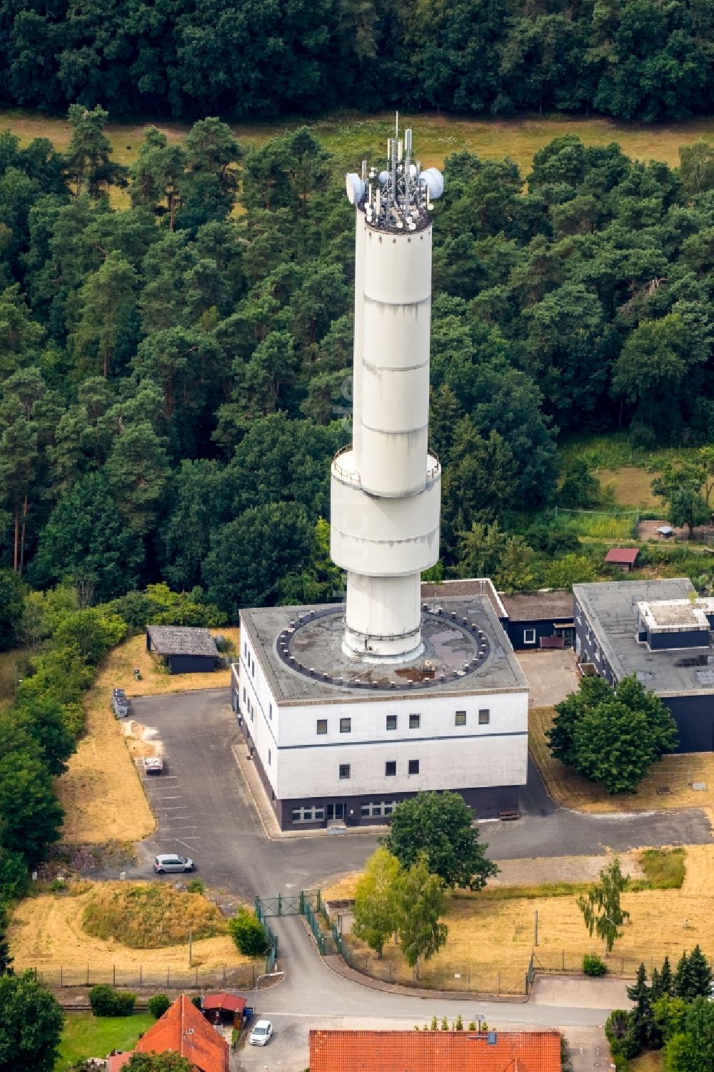 Luftaufnahme Ehra-Lessien - Antennen- Sendeturm und Funkmast der militärischen Überwachungs- und Flugsicherungsstation in Ehra-Lessien im Bundesland Niedersachsen