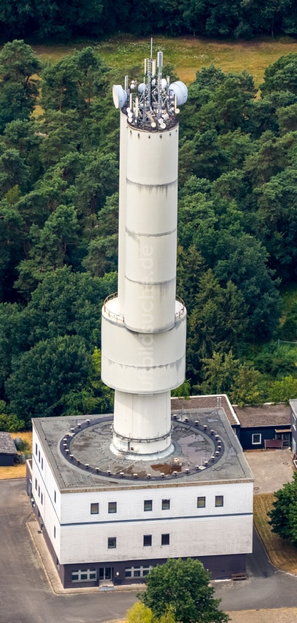 Ehra-Lessien von oben - Antennen- Sendeturm und Funkmast der militärischen Überwachungs- und Flugsicherungsstation in Ehra-Lessien im Bundesland Niedersachsen