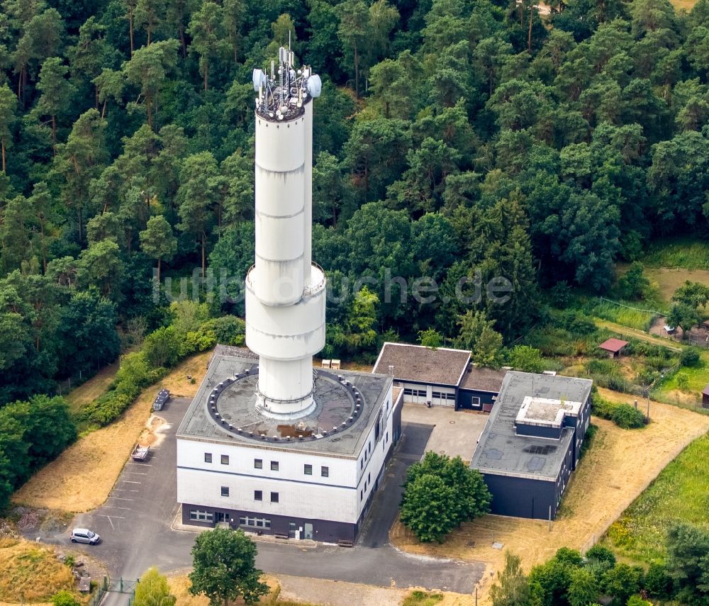 Ehra-Lessien aus der Vogelperspektive: Antennen- Sendeturm und Funkmast der militärischen Überwachungs- und Flugsicherungsstation in Ehra-Lessien im Bundesland Niedersachsen