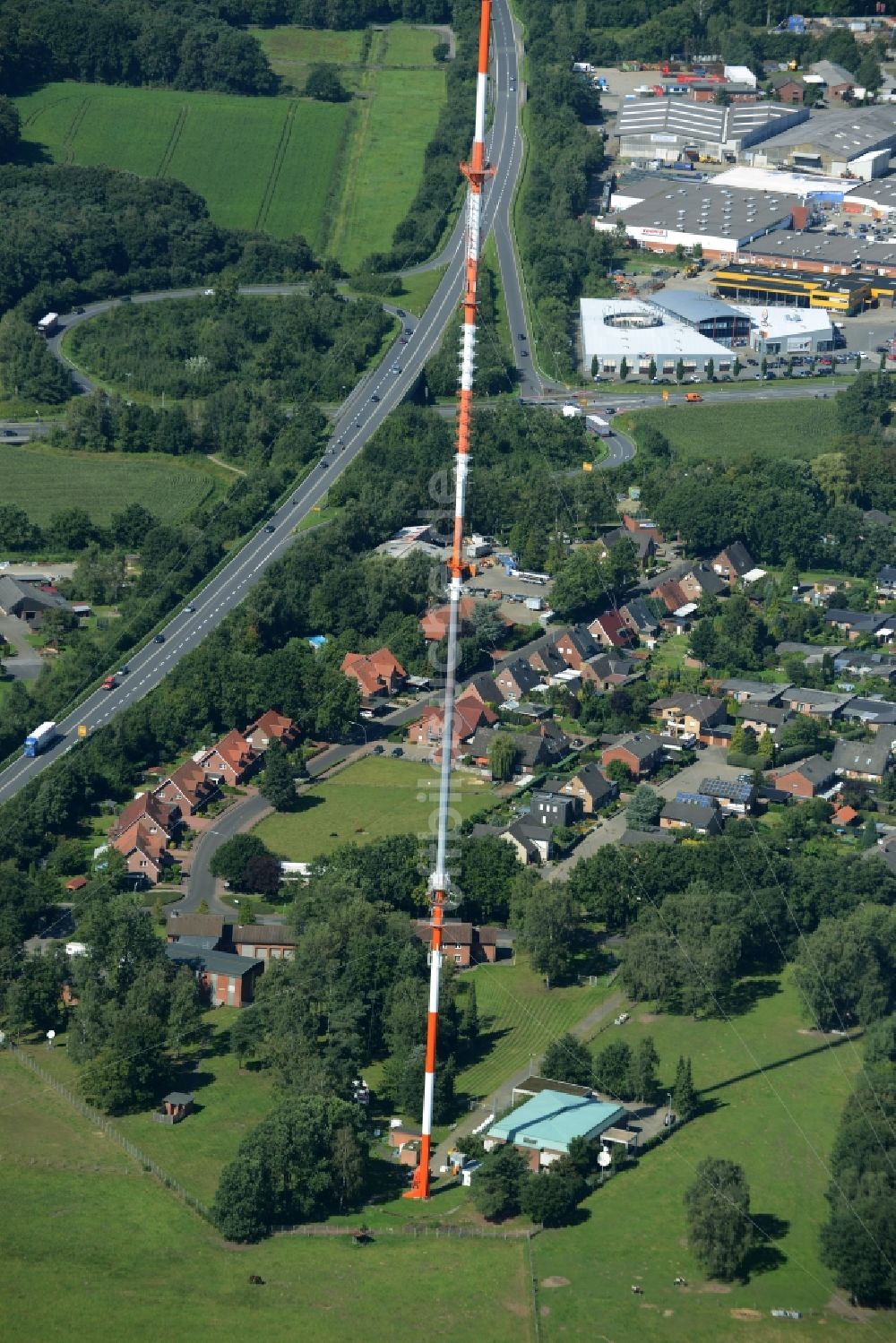 Lingen (Ems) aus der Vogelperspektive: Antennen- Sendeturm und Funkmast des Norddeutscher Rundfunk in Lingen (Ems) im Bundesland Niedersachsen