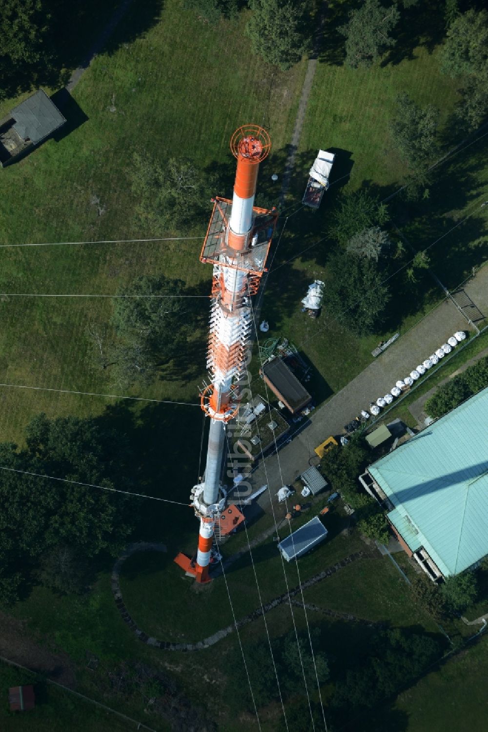 Lingen (Ems) von oben - Antennen- Sendeturm und Funkmast des Norddeutscher Rundfunk in Lingen (Ems) im Bundesland Niedersachsen