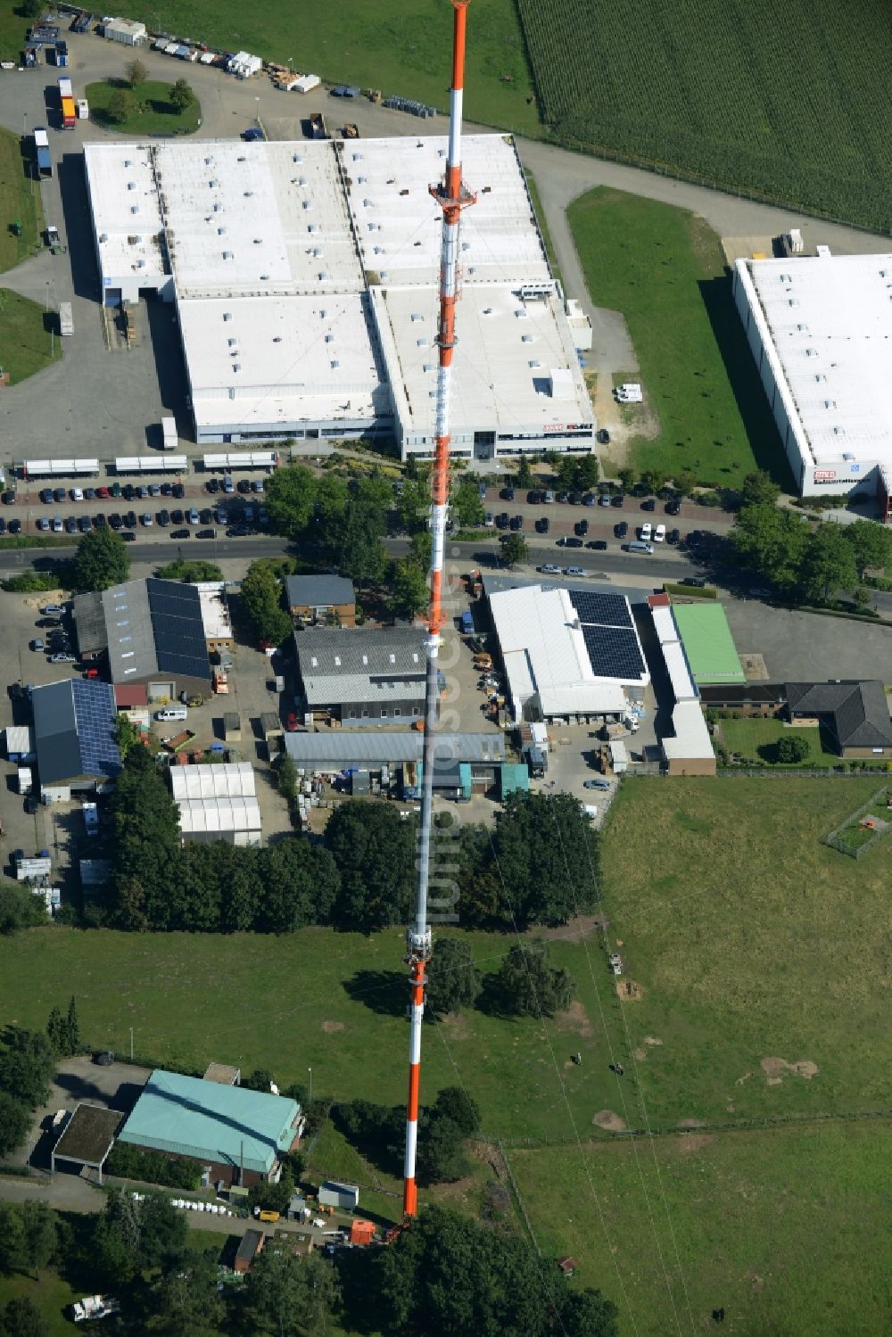 Luftaufnahme Lingen (Ems) - Antennen- Sendeturm und Funkmast des Norddeutscher Rundfunk in Lingen (Ems) im Bundesland Niedersachsen