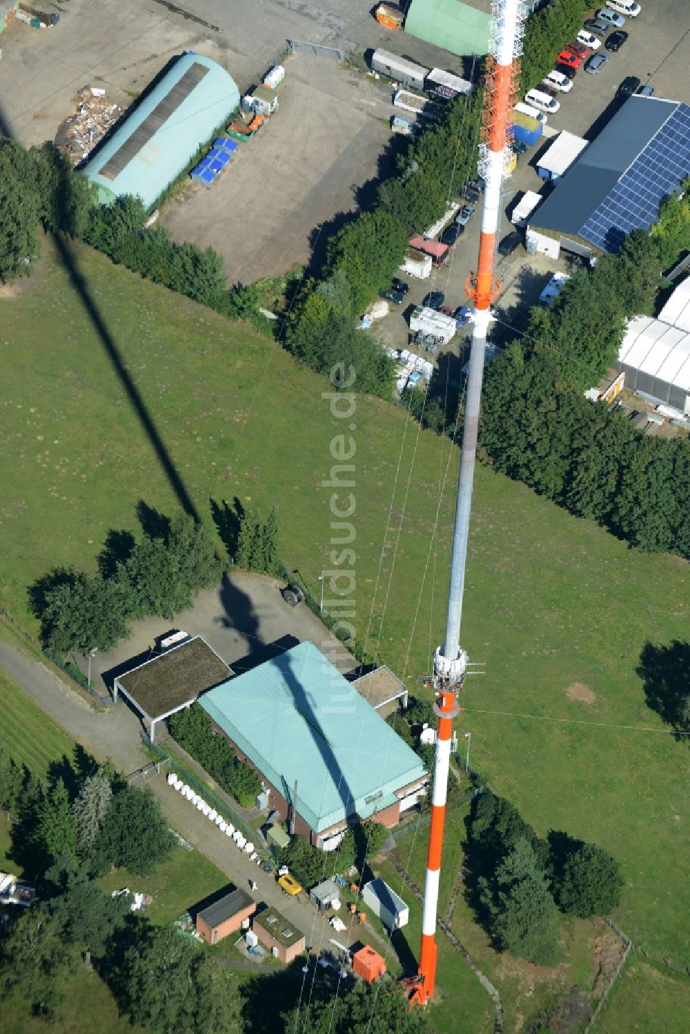 Lingen (Ems) von oben - Antennen- Sendeturm und Funkmast des Norddeutscher Rundfunk in Lingen (Ems) im Bundesland Niedersachsen