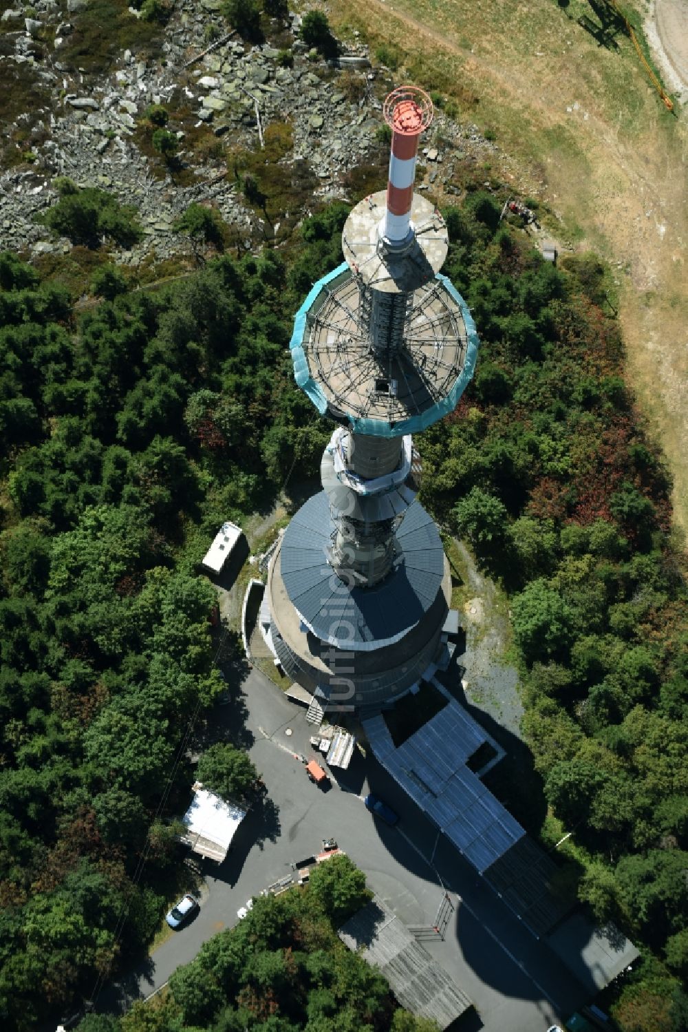 Bischofsgrün aus der Vogelperspektive: Antennen- Sendeturm und Funkmast Sender Ochsenkopf in Bischofsgrün im Bundesland Bayern