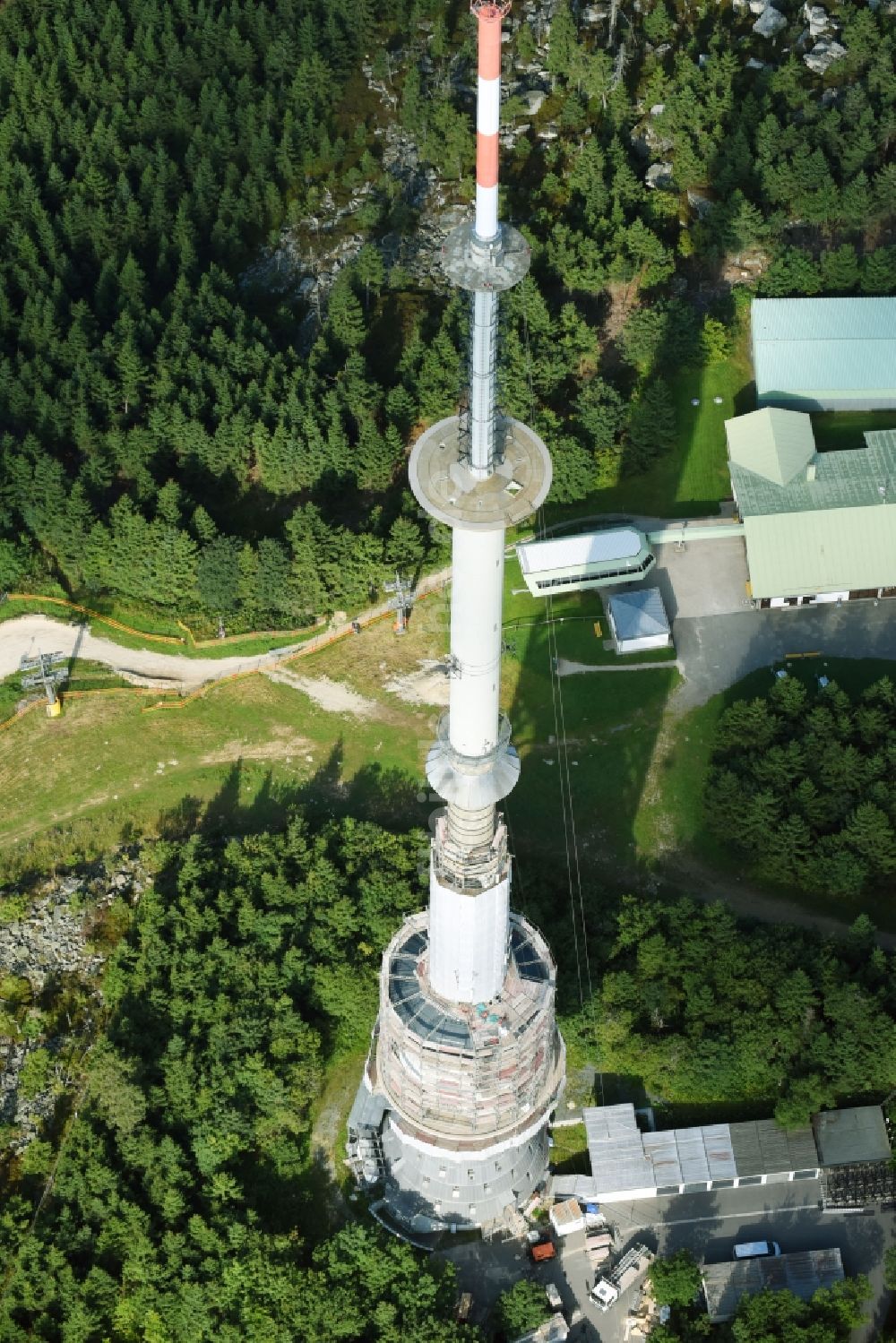 Luftaufnahme Bischofsgrüner Forst - Antennen- Sendeturm und Funkmast Sender Ochsenkopf in Bischofsgrün im Bundesland Bayern