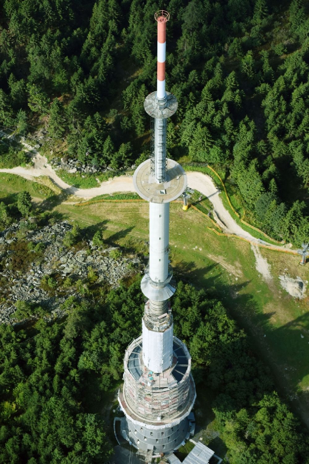 Luftbild Bischofsgrüner Forst - Antennen- Sendeturm und Funkmast Sender Ochsenkopf in Bischofsgrün im Bundesland Bayern