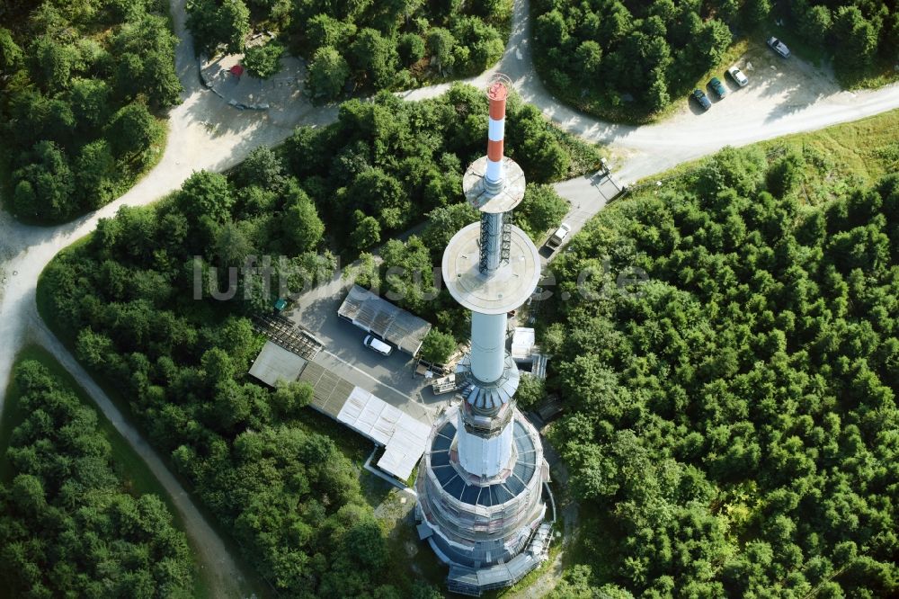 Bischofsgrüner Forst aus der Vogelperspektive: Antennen- Sendeturm und Funkmast Sender Ochsenkopf in Bischofsgrün im Bundesland Bayern