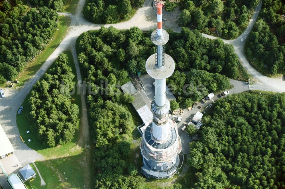 Bischofsgrüner Forst aus der Vogelperspektive: Antennen- Sendeturm und Funkmast Sender Ochsenkopf in Bischofsgrün im Bundesland Bayern