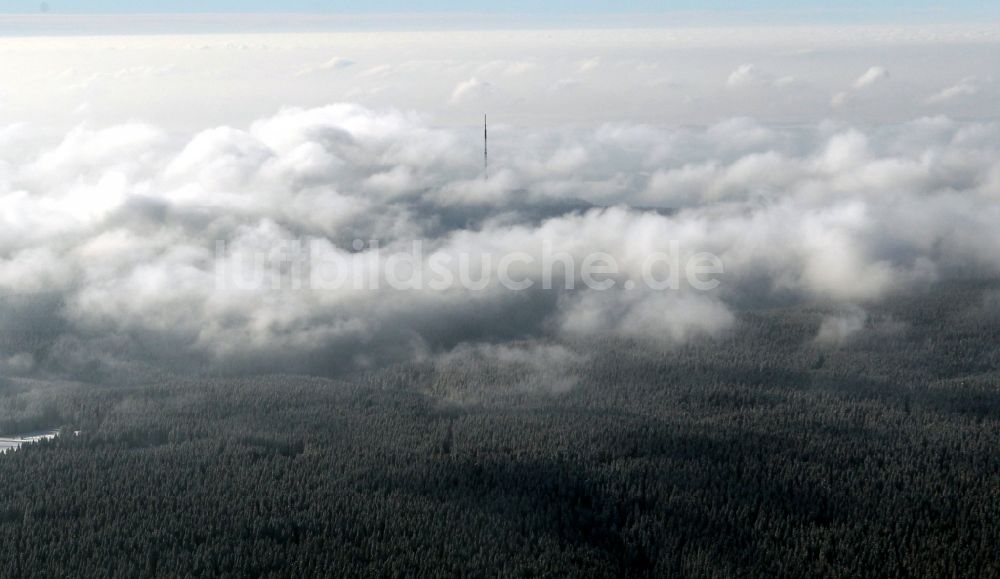 Siegmundsburg aus der Vogelperspektive: Antennen- Sendeturm und Funkmast auf dem wolken- bedeckten Bleßberg in Siegmundsburg im Bundesland Thüringen