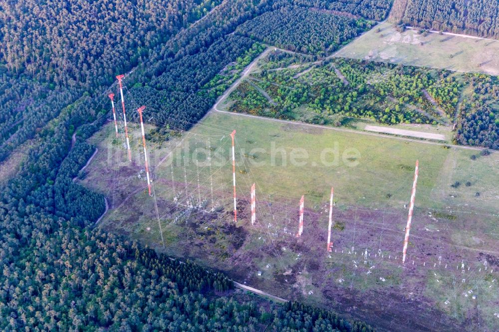 Lampertheim aus der Vogelperspektive: Antennenanlage auf der militärisch genutzen Liegenschaft der IBB Transmitter Station Lampertheim für Aussendung von Radio Liberty und Radio Free Europe (heute auch VOA) in Lampertheim im Bundesland Hessen, Deutschland