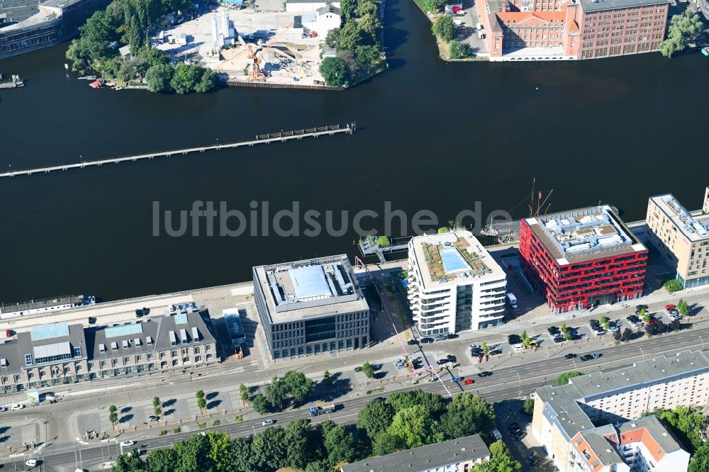 Luftaufnahme Berlin - Apartment- und Wohnhauses The White am Osthafen am Nordufer der Spree im Stadtteil Friedrichshain in Berlin