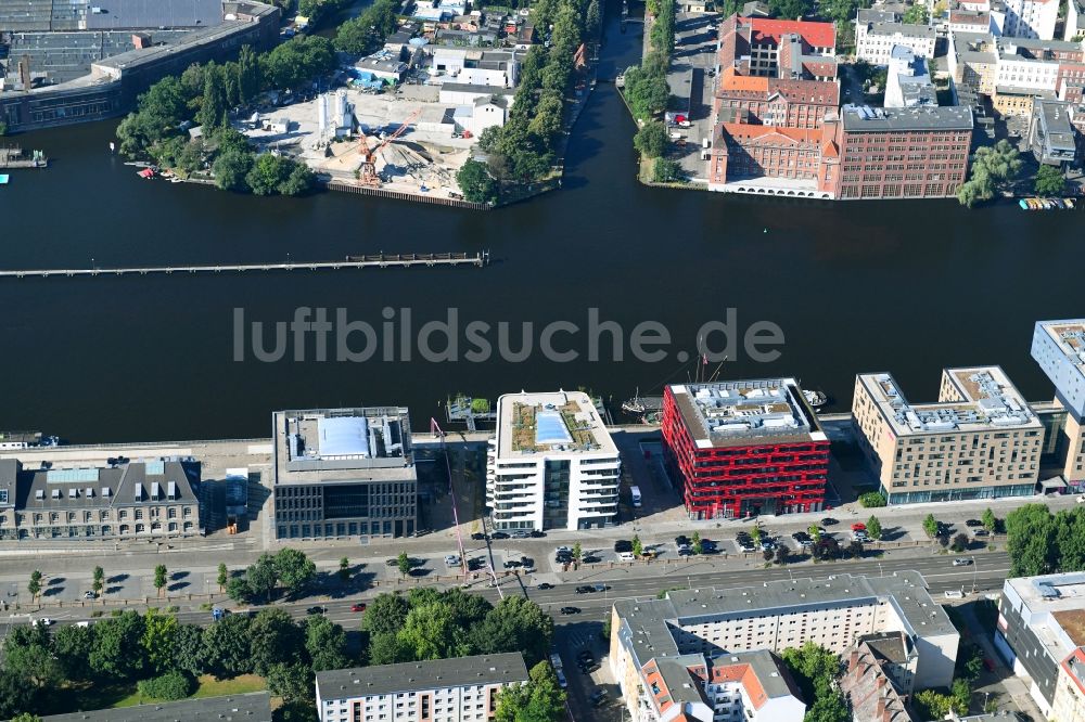 Berlin von oben - Apartment- und Wohnhauses The White am Osthafen am Nordufer der Spree im Stadtteil Friedrichshain in Berlin