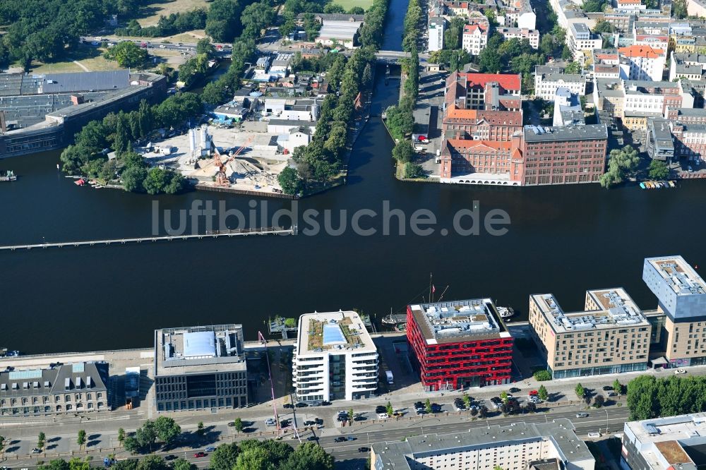 Luftbild Berlin - Apartment- und Wohnhauses The White am Osthafen am Nordufer der Spree im Stadtteil Friedrichshain in Berlin