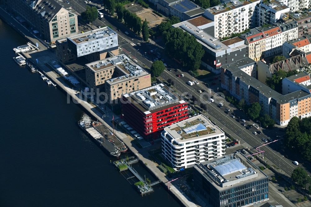 Luftaufnahme Berlin - Apartment- und Wohnhauses The White am Osthafen am Nordufer der Spree im Stadtteil Friedrichshain in Berlin