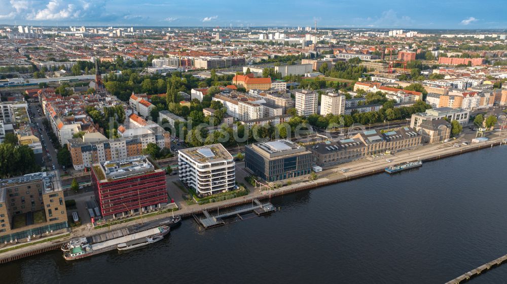 Berlin von oben - Apartment- und Wohnhauses The White am Osthafen am Nordufer der Spree im Stadtteil Friedrichshain in Berlin