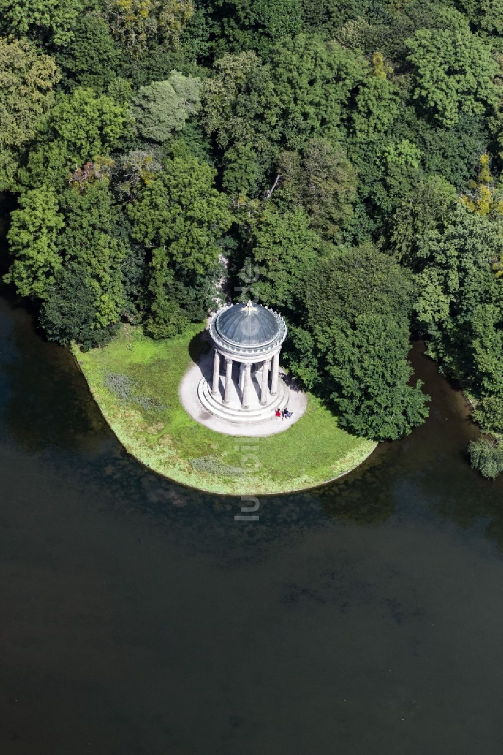 Luftaufnahme München - Apollo-Tempel im Schloßpark von Schloß Nymphenburg in München im Bundesland Bayern, Deutschland