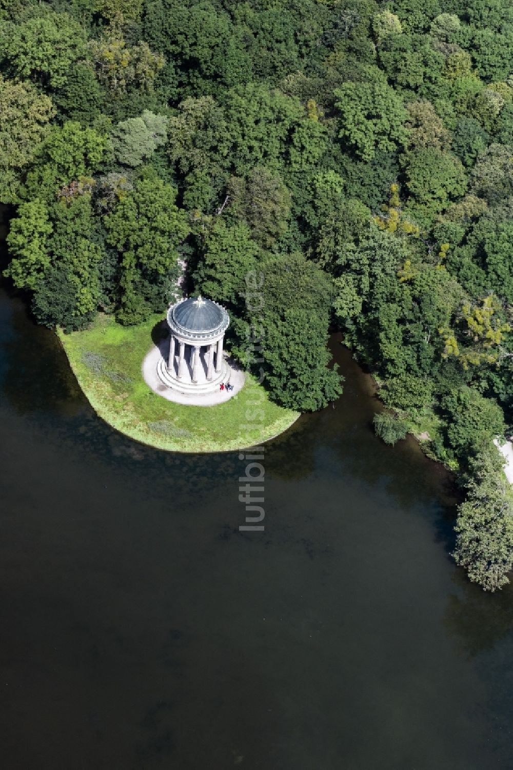 München von oben - Apollo-Tempel im Schloßpark von Schloß Nymphenburg in München im Bundesland Bayern, Deutschland