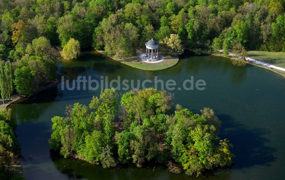 München von oben - Apollo-Tempel im Schloßpark von Schloß Nymphenburg in München im Bundesland Bayern, Deutschland