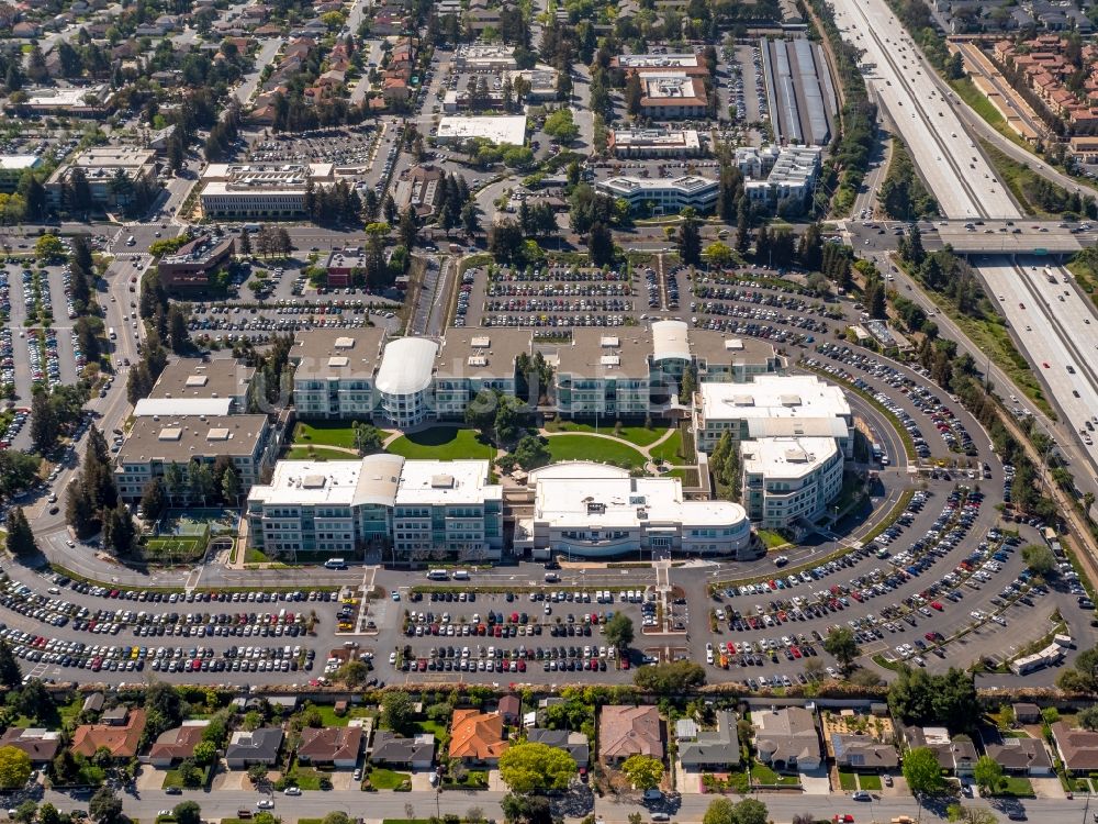 Cupertino von oben - Apple Campus am Infinite Loop in Cupertino in USA