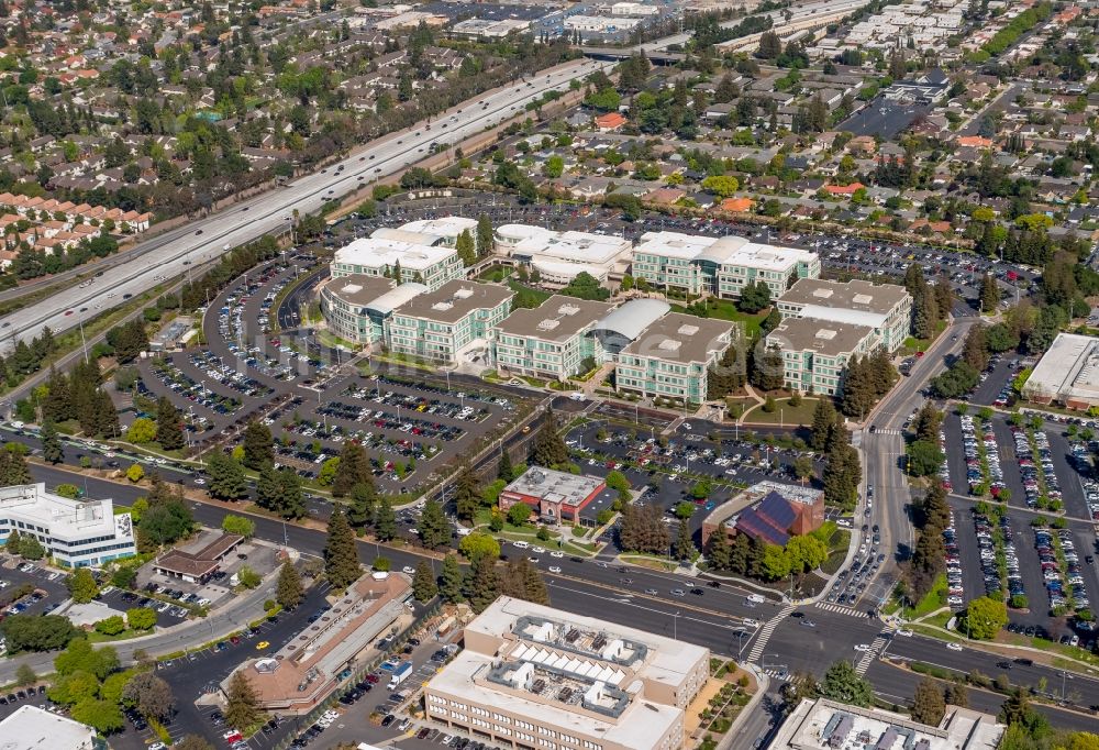 Cupertino von oben - Apple Campus am Infinite Loop in Cupertino in USA