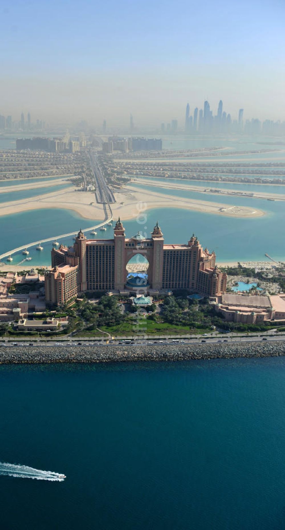 DUBAI / DUBAYY aus der Vogelperspektive: Aquaventure Wasserpark auf der Palmeninsel am Hotel Atlantis in Dubai