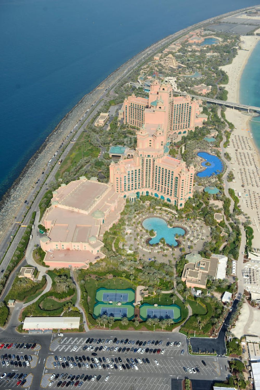 DUBAI / DUBAYY aus der Vogelperspektive: Aquaventure Wasserpark auf der Palmeninsel am Hotel Atlantis in Dubai